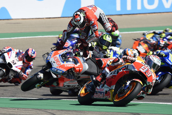 La caduta di Jorge Lorenzo, Ducati Team, alla partenza