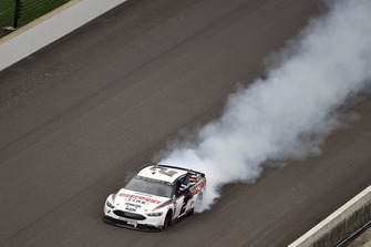 Brad Keselowski, Team Penske, Ford Fusion Discount Tire celebrates his win