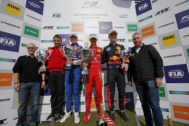 Podio: Martin Huning, Director Motorsport Ravenol, team representative of PREMA Theodore Racing, segundo Robert Shwartzman, PREMA Theodore Racing Dallara F317 - Mercedes-Benz, Race winner Mick Schumacher, PREMA Theodore Racing Dallara F317 - Mercedes-Benz, tercero Dan Ticktum, Motopark Dallara F317 - Volkswagen, Peter Dahlmanns, Coordinator Motorsport & Project Development ATS Motorsport