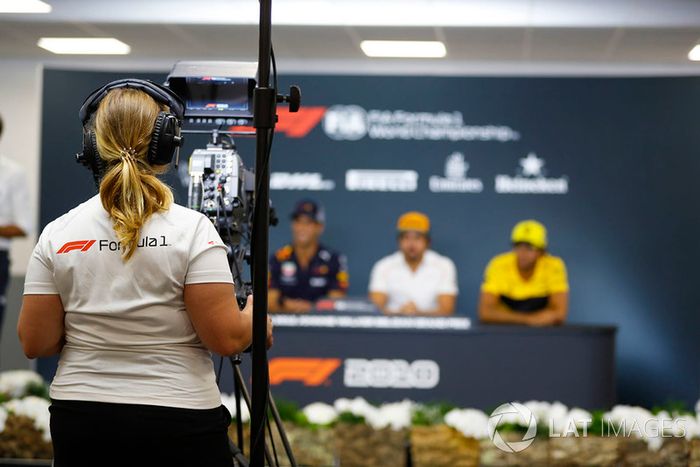 Una cámara graba a Pierre Gasly, Toro Rosso, Daniel Ricciardo, Red Bull Racing, Fernando Alonso, McLaren, y Carlos Sainz Jr., Renault Sport F1 Team, en rueda de prensa