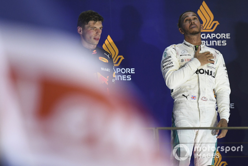 Lewis Hamilton, Mercedes AMG F1, festeggia sul podio con Max Verstappen, Red Bull Racing