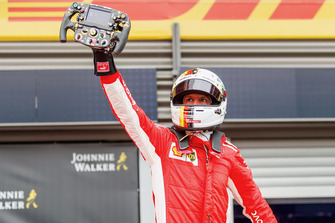 Il vincitore della gara Sebastian Vettel, Ferrari, festeggia nel parco chiuso con il volante della Ferrari SF71H