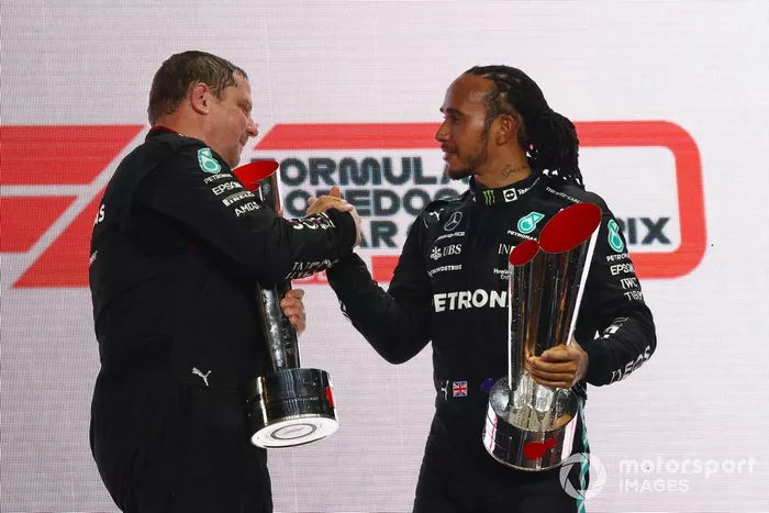 El delegado de Mercedes y Lewis Hamilton, con los trofeos del GP de Qatar