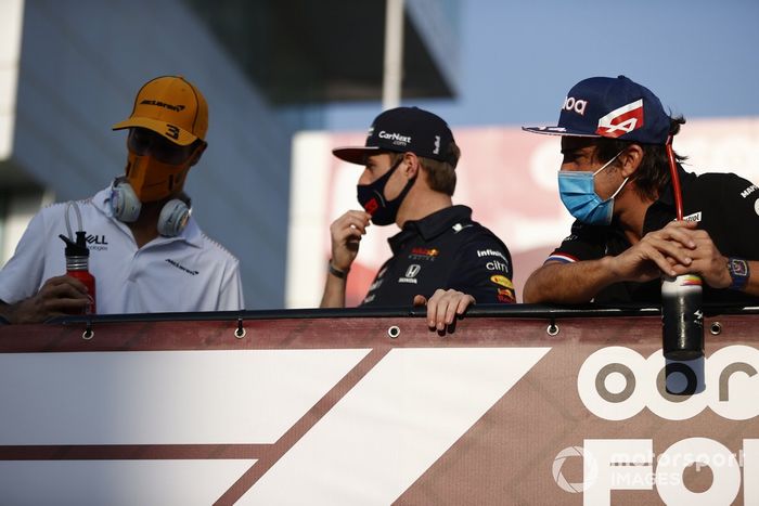 Daniel Ricciardo, de McLaren, Max Verstappen, de Red Bull Racing, y Fernando Alonso, de Alpine F1, hablan en el desfile de pilotos