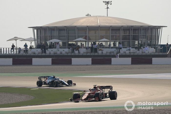 Charles Leclerc, Ferrari SF21 y Fernando Alonso, Alpine A521 