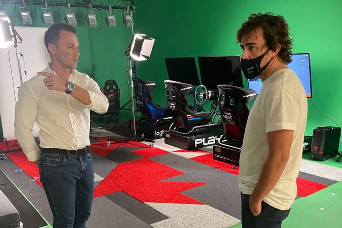 Fernando Alonso, piloto de Alpine F1, visita las oficinas de Motorsport Network / Motorsport Games en Miami