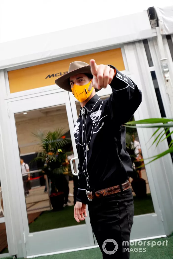 Daniel Ricciardo, de McLaren, vestido de Cowboy 