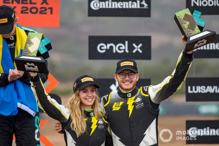 Mikaela Ahlin-Kottulinsky, del equipo JBXE Extreme-E, y Kevin Hansen, del equipo JBXE Extreme-E, en tercera posición, con sus trofeos en el podio