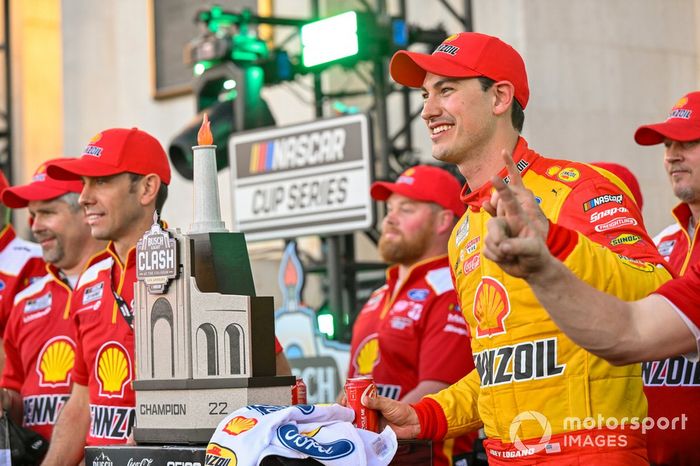 Joey Logano, Equipo Penske, Ford Mustang Shell Pennzoil celebra su victoria en la carrera