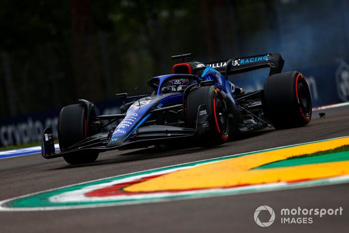 Alex Albon, Williams FW44, con fuego en el neumático trasero