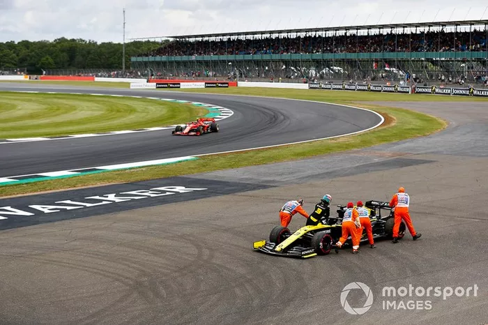 Charles Leclerc, Ferrari SF90 pasa junto al coche averiado de Daniel Ricciardo, Renault F1 Team R.S.19