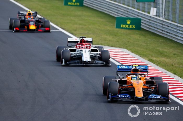Lando Norris, McLaren MCL34, lidera Kimi Raikkonen, Alfa Romeo Racing C38, y Pierre Gasly, Red Bull Racing RB15