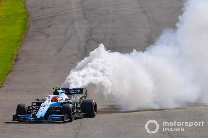 Robert Kubica, Williams FW42, si ferma con problemi tecnici e una nuvola di fumo