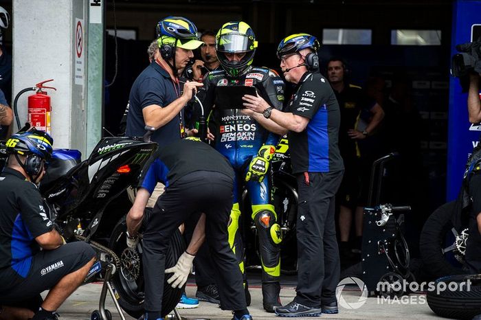 Valentino Rossi, Yamaha Factory Racing, habla con Galbusera y Uccio