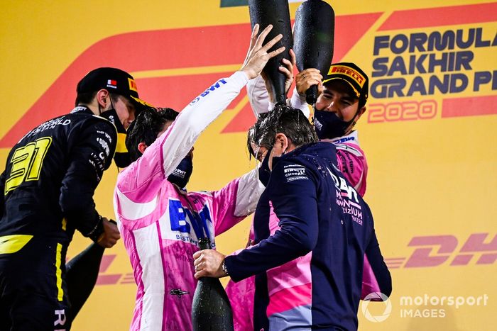 Podio: ganador Sergio Pérez, Racing Point, y tercer lugar Lance Stroll, Racing Point, y Andy Stevenson, Director deportivo de Racing Point