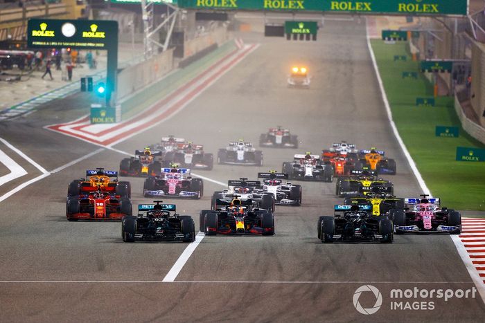 George Russell, Mercedes F1 W11, Valtteri Bottas, Mercedes F1 W11, Max Verstappen, Red Bull Racing RB16, Charles Leclerc, Ferrari SF1000, Sergio Pérez, Racing Point RP20, al inicio