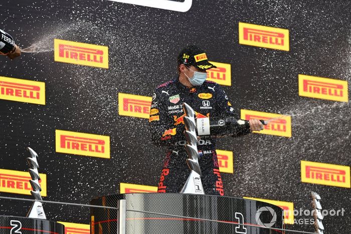 Max Verstappen, Red Bull Racing festeggia sul podio la vittoria