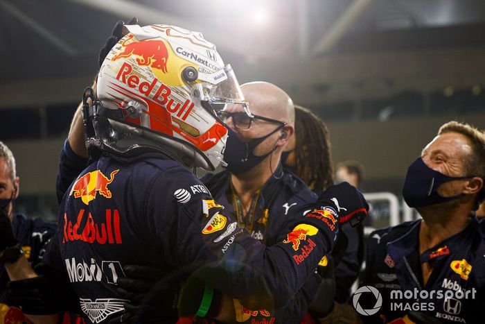 Ganador Max Verstappen, Red Bull Racing, celebra en Parc Ferme con el equipo