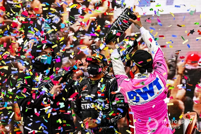 Podio: ganador y campeón del mundo Lewis Hamilton, Mercedes-AMG F1, segundo lugar Sergio Pérez, Racing Point