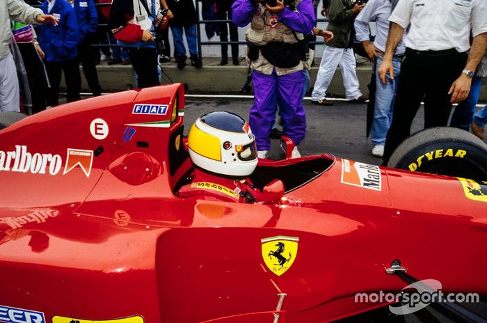 Carlos Reutemann se sienta en la Ferrari 412T1 previo a salir a la pista.