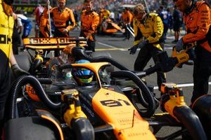 Oscar Piastri, McLaren MCL38, na grelha com os mecânicos