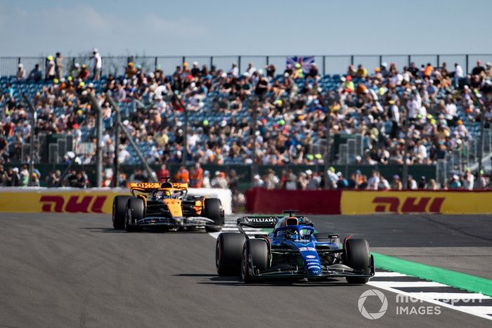 Alex Albon, Williams FW45, Oscar Piastri, McLaren MCL60