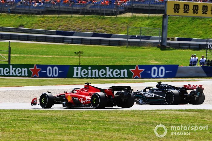 Lewis Hamilton, Mercedes F1 W14, adelanta a Charles Leclerc, Ferrari SF-23