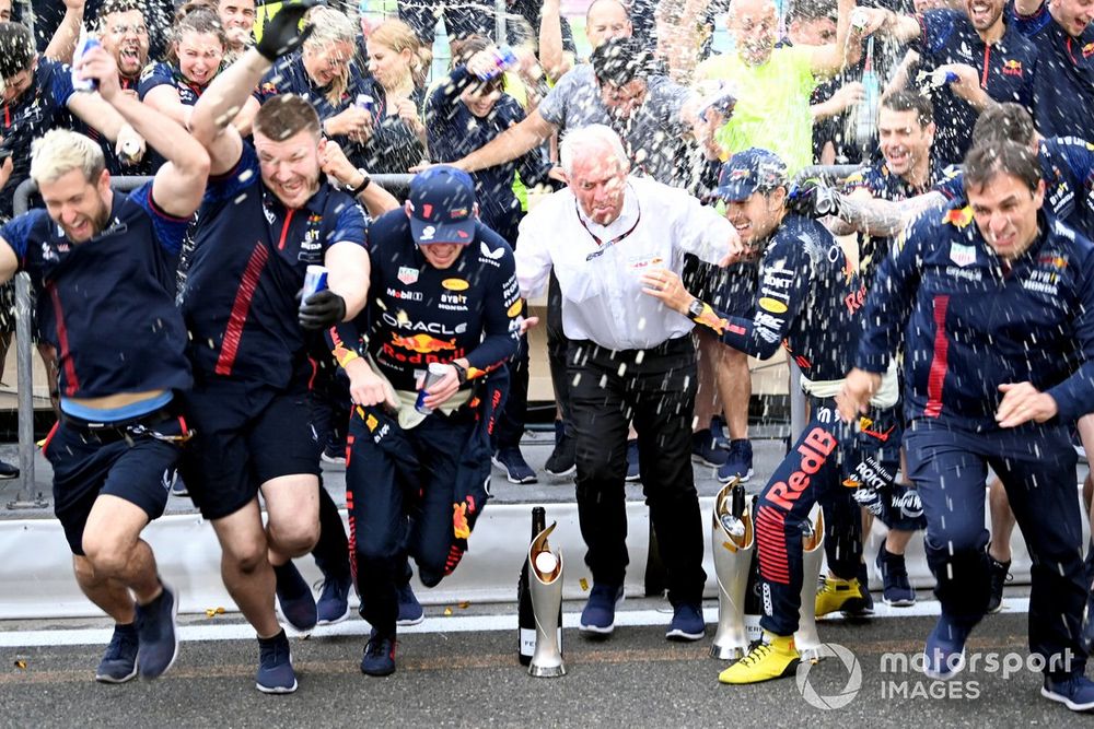 Helmut Marko, Sergio Pérez y el resto del equipo Red Bull en los festejos tras la victoria en Bakú.