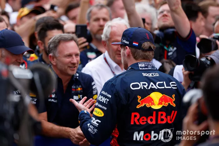 Christian Horner, Team Principal, Red Bull Racing,y Max Verstappen, Red Bull Racing, 1ª posición, celebran en el Parc Ferme.