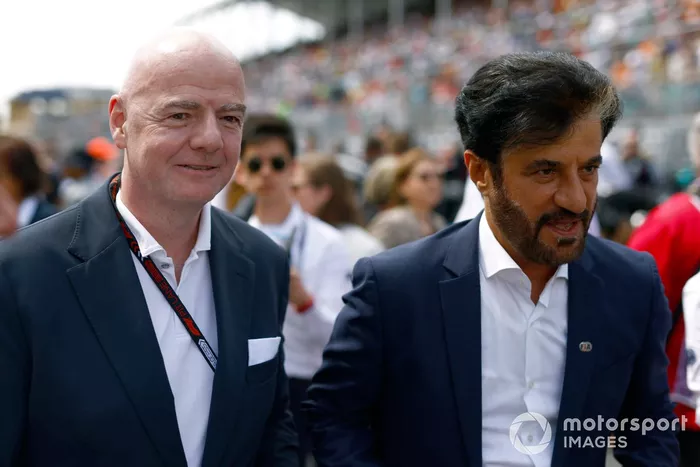 Gianni Infantino, Presidente de la FIFA, Mohammed Ben Sulayem, Presidente de la FIA, en la parrilla de salida
