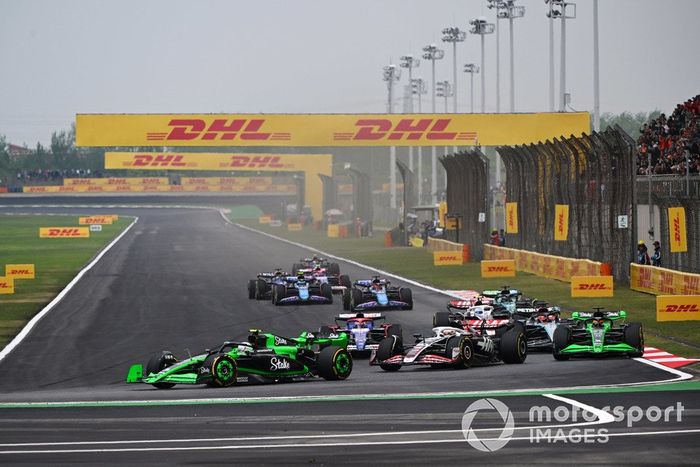 Zhou Guanyu, Kick Sauber C44, Kevin Magnussen, Haas VF-24, Daniel Ricciardo, RB F1 Team VCARB 01, Valtteri Bottas, Kick Sauber C44, el resto de la parrilla.