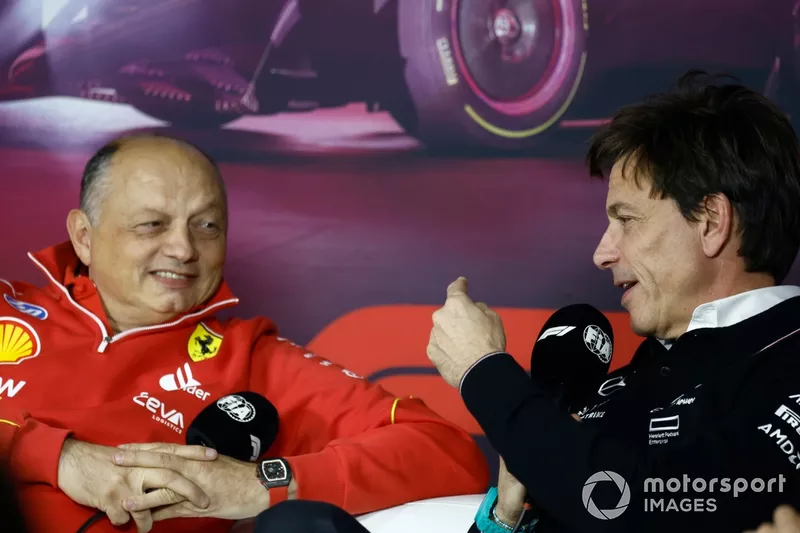 Frederic Vasseur, Team Principal et General Manager, Scuderia Ferrari, Toto Wolff, Team Principal et CEO, Mercedes-AMG F1 Team, en conférence de presse 