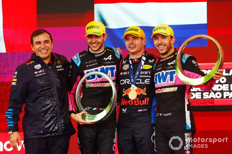 Max Verstappen, Red Bull Racing, 1ère position, Esteban Ocon, Alpine F1 Team, 2ème position, Pierre Gasly, Alpine F1 Team, 3ème position, Pierre Wache, directeur technique, Red Bull Racing, sur le podium. 