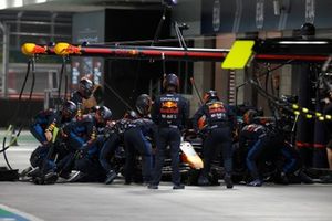 Max Verstappen, Red Bull Racing RB20, hace una parada en boxes