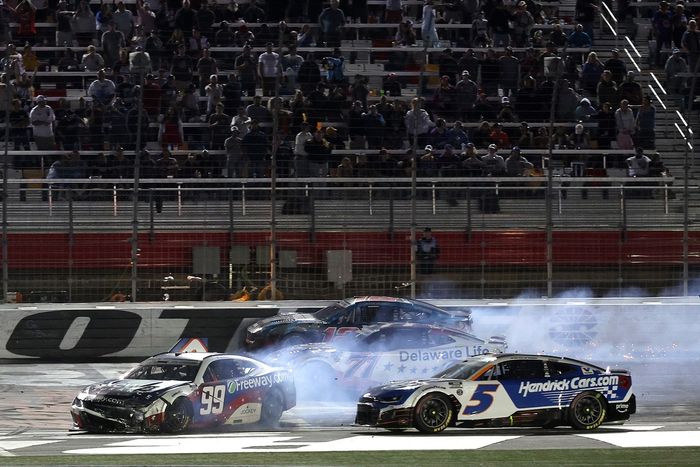Daniel Suarez, Trackhouse Chevrolet, Kyle Larson, Hendrick Motorsports Chevrolet