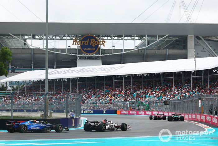 Esteban Ocon, Haas F1 Team, Carlos Sainz, Williams