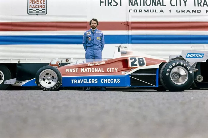 John Watson prend la pose derrière la Penske PC4 Ford.