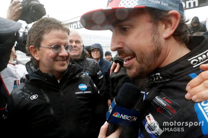 Fernando Alonso es felicitado tras su victoria en Daytona