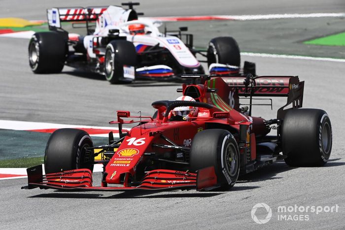 Charles Leclerc, Ferrari SF21, Nikita Mazepin, Haas VF-21