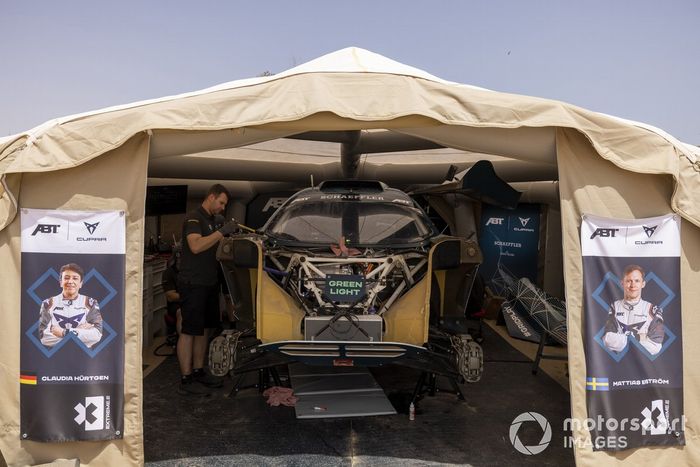 El equipo del ABT CUPRA XE trabajando en los boxes