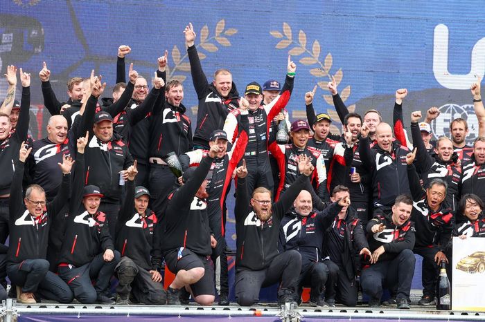 Toyota Racing tean celebrar