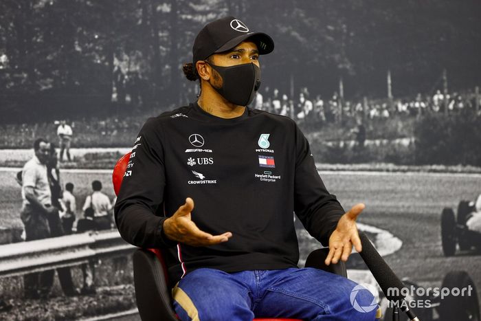 Ganador de la pole Lewis Hamilton, Mercedes-AMG F1, en la conferencia de prensa