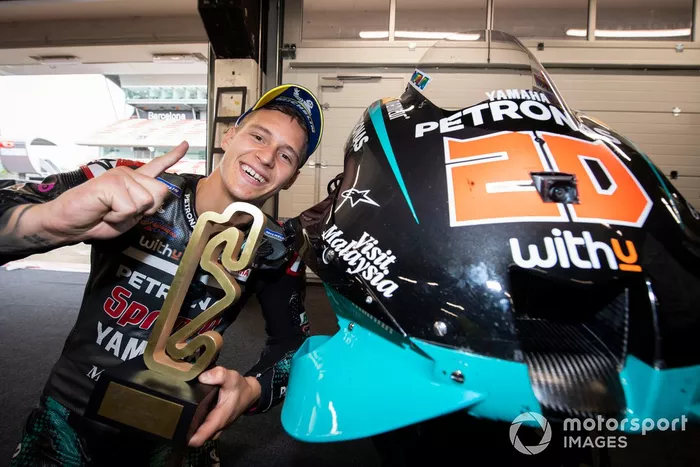 Ganador Fabio Quartararo, Petronas Yamaha SRT con el trofeo