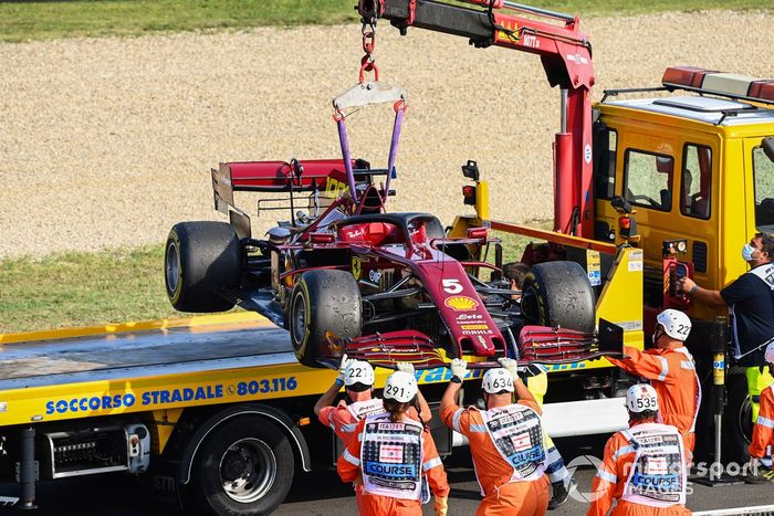 El monoplaza de Sebastian Vettel, Ferrari SF1000,es montado en una grúa