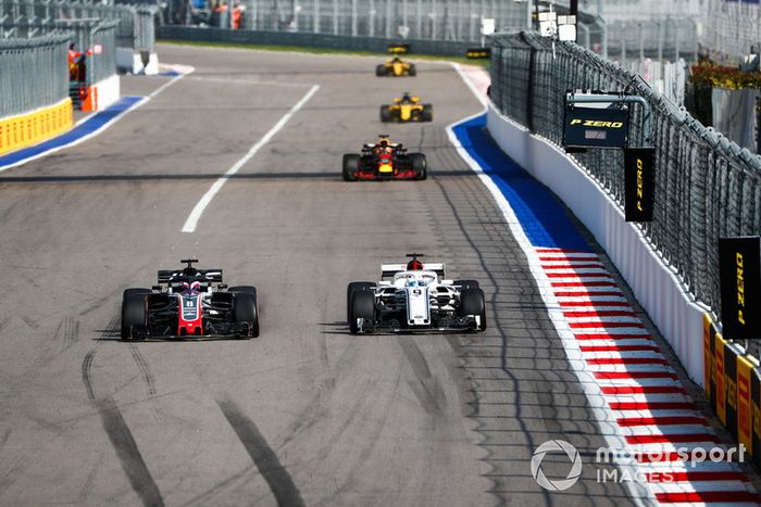 Romain Grosjean, luchó con Marcus Ericsson, con Verstappen detrás y los Renault al fondo