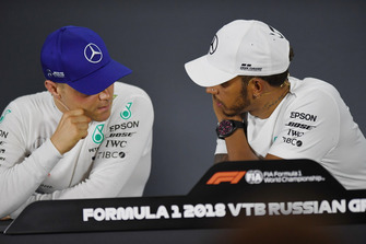 Valtteri Bottas, Mercedes AMG F1 e Lewis Hamilton, Mercedes AMG F1, nella conferenza stampa