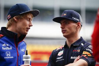 Brendon Hartley, Scuderia Toro Rosso parla con Max Verstappen, Red Bull Racing
