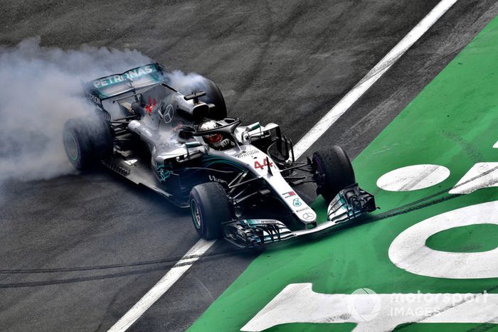 Lewis Hamilton, Mercedes-AMG F1 W09 EQ Power + celebra haciendo donas 