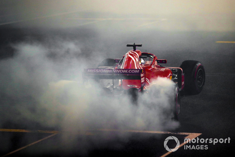 Sebastian Vettel, Ferrari SF71H, hace donuts al final de la carrera