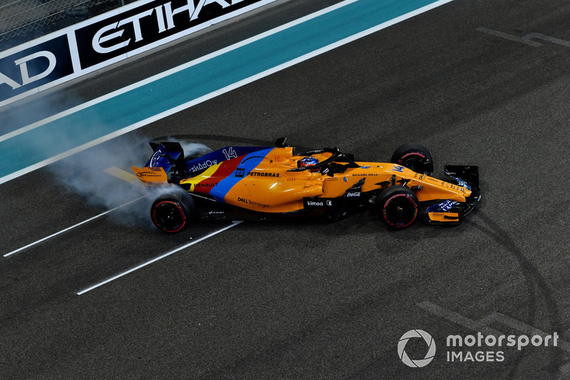 Fernando Alonso, McLaren MCL33, esegue dei donut alla fine della gara